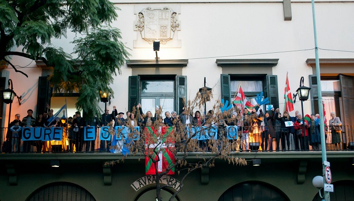 Cadena Humana Gure Esku Dago en el Centro Laurak Bat de Buenos Aires (foto GED)